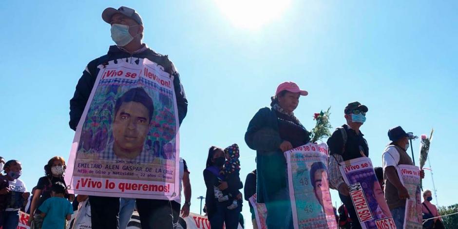 Familiares de los 43 normalistas de Ayotzinapa desaparecidos en Iguala, Guerrero, marcharon este domingo hacia la Basílica de Guadalupe