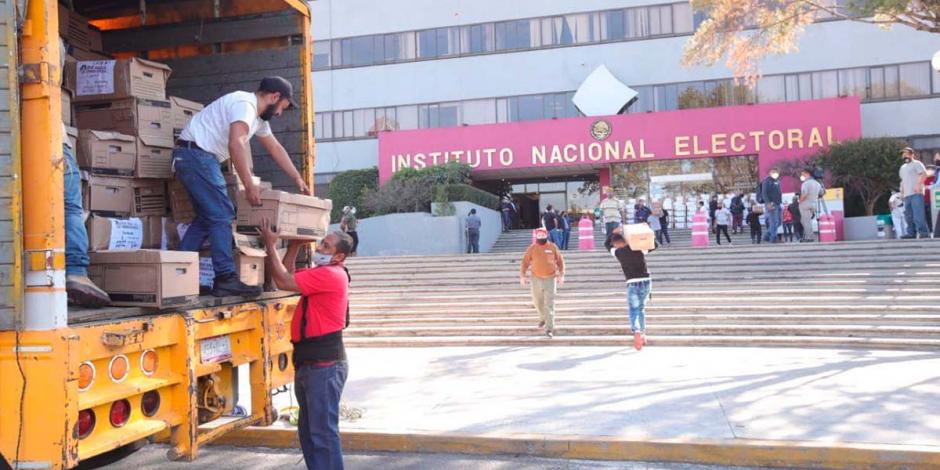 La organización Que Siga la Democracia acudió a la sede del INE para entregar más de tres millones de firmas en papel