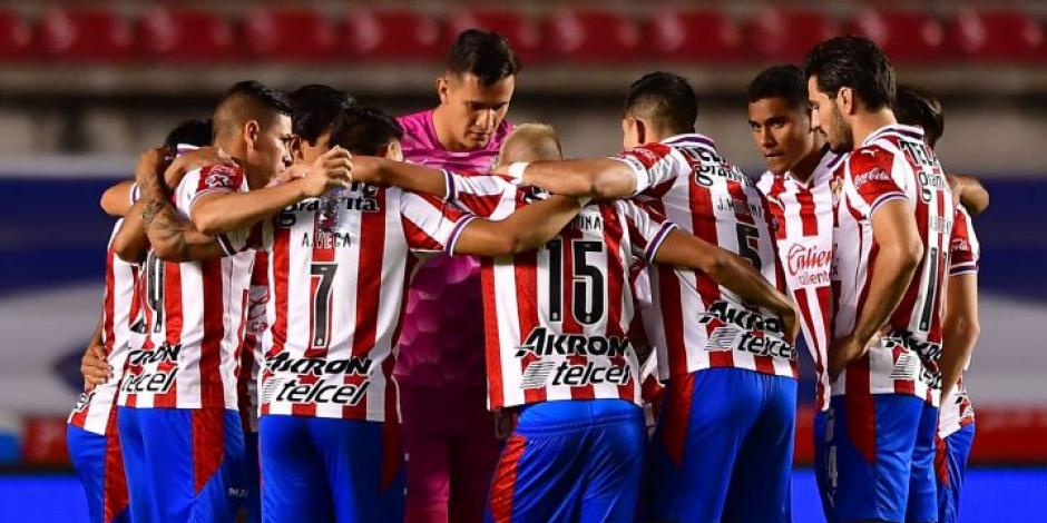 Futbolistas de Chivas previo a uno de los partidos del equipo en el Torneo Grita México Apertura 2021 de la Liga MX.