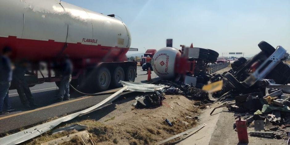 Conductor de pipa de gas LP provoca accidente en la autopista México-Pirámides.