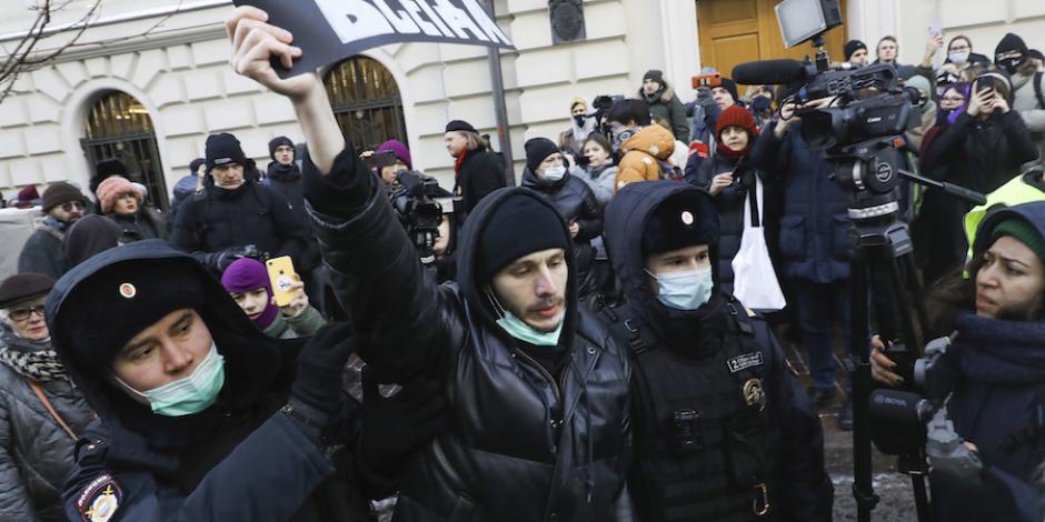 Policías reprimen a manifestantes y activistas afuera del Tribunal supremo en Moscú, ayer.