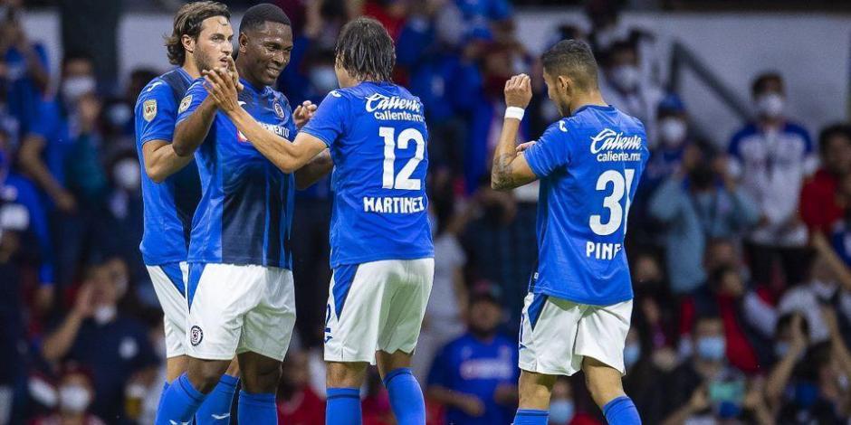 Futbolistas de Cruz Azul festejan un gol en el Torneo Grita México Apertura 2021 de la Liga MX.