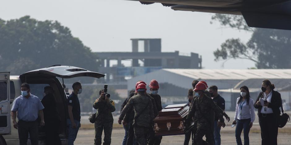 Personal militar mexicano entrega los cuerpos a autoridades guatemaltecas, ayer.