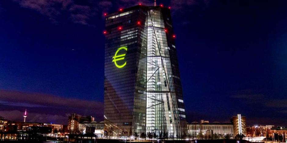 El símbolo del euro proyectado en el edificio del Banco Central Europeo en Fráncfort, Alemania