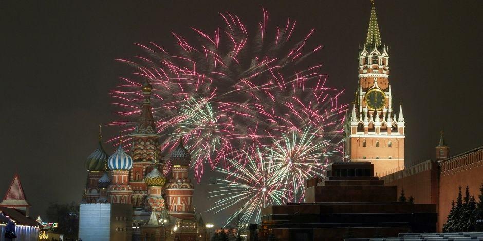 Rusia recibe Año Nuevo con fuegos artificiales.