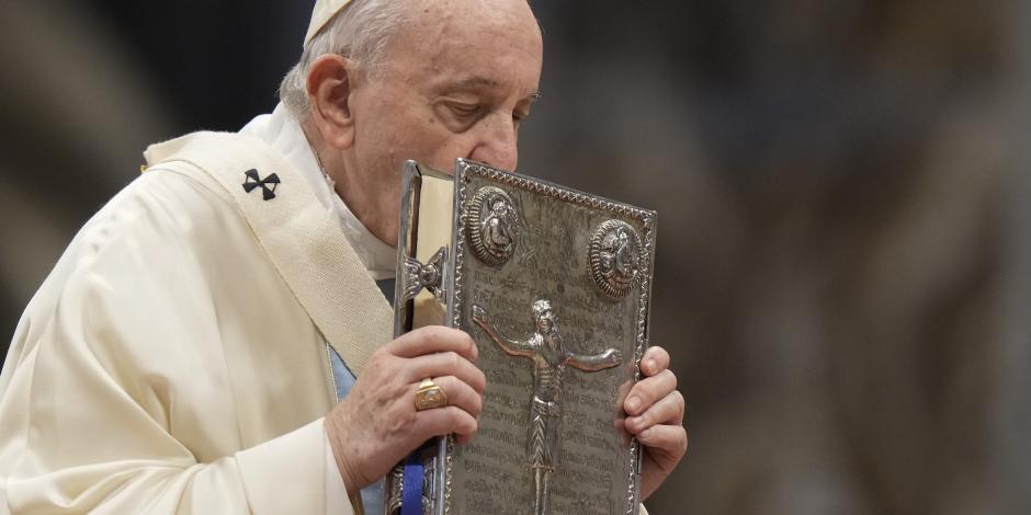 El papa Francisco besa el libro sagrado durante la misa de Año Nuevo, en la Basílica de San Pedro.