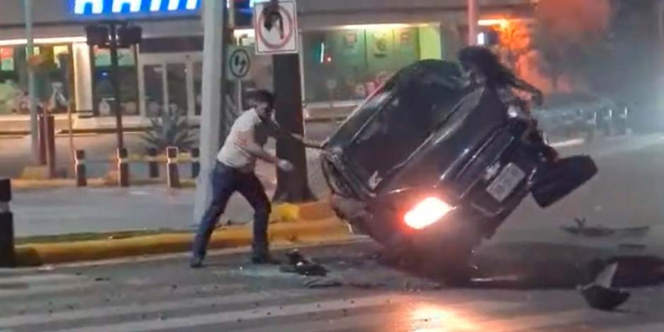 En un video se puede ver cómo el sujeto accidentado empuja y voltea el automóvil