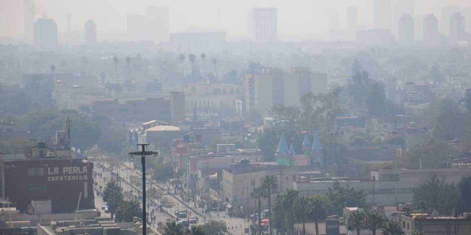 Vista de la zona centro del país, que lució con una capa de smog durante la mañana del primer día de 2022