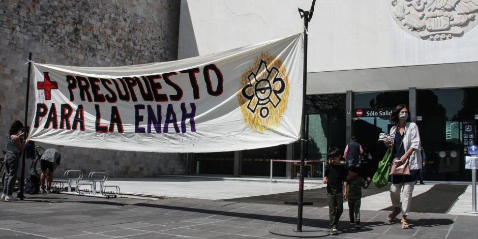 Trabajadores de la ENAH se han manifestado por recortes en el presupuesto.