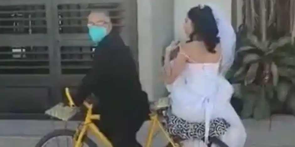 El padre de la novia tomó una bici y se llevó a su hija a la iglesia para casarse