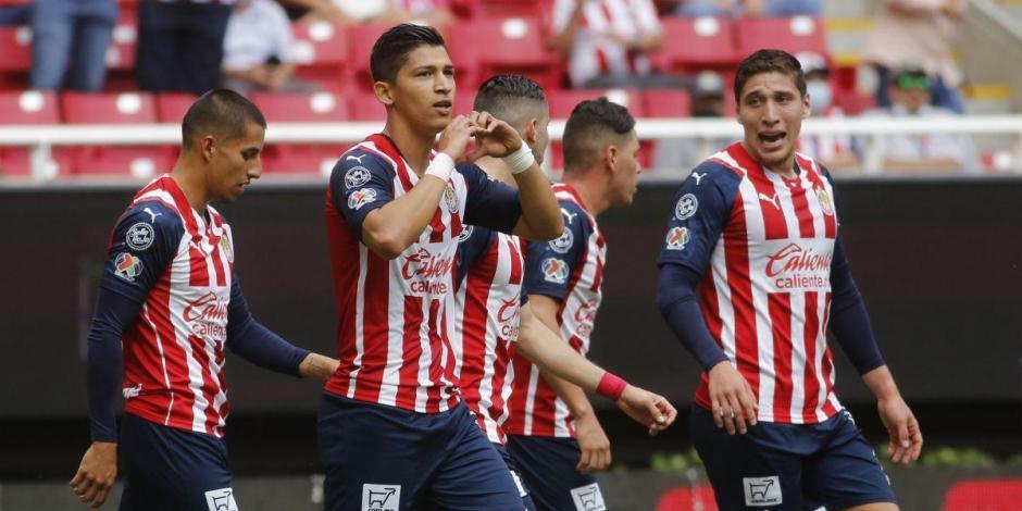 Futbolistas de Chivas festejan una anotación en el Torneo Apertura 2021 de la Liga MX.