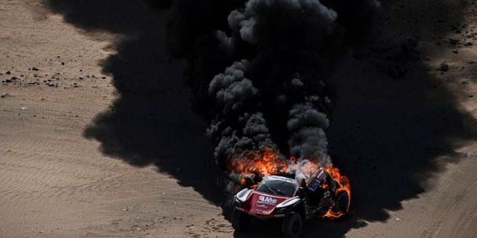 El coche que explotó en el Rally Dakar