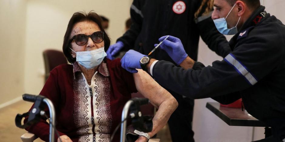 Una mujer mayor recibe una cuarta dosis de la vacuna contra COVID-19 después de que Israel aprobara una cuarta dosis contra el virus.