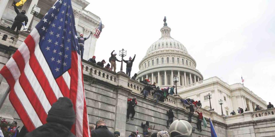 Seguidores de Trump allanando el Capitolio el 6 de enero de 2021.