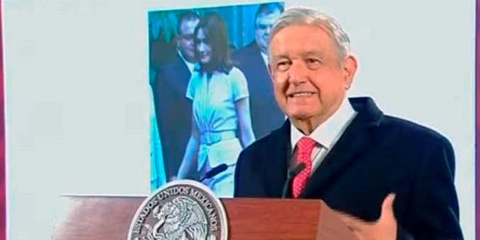 En conferencia de prensa, AMLO mostró la foto de 2009 durante una visita diplomática de la pareja presidencial de Francia, y en la que también aparece el exgobernador del Banco de México, Agustín Carstens