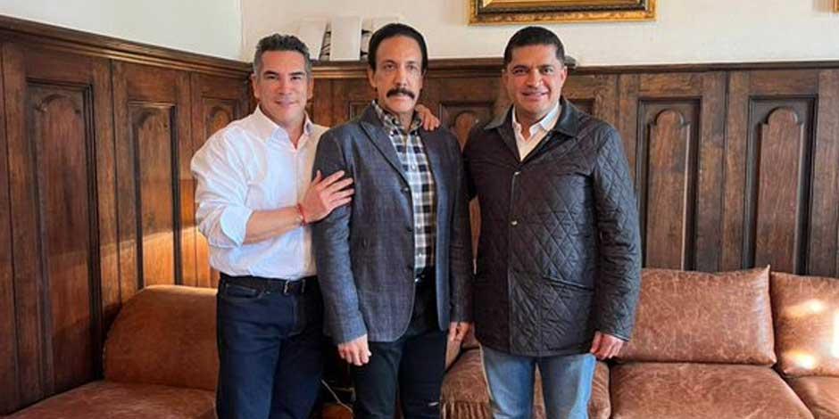 El líder nacional del PRI y el gobernador de Hidalgo, Alejandro Moreno y Omar Fayad, respectivamente, acompañados de Julio Valera (PRI-Hidalgo)