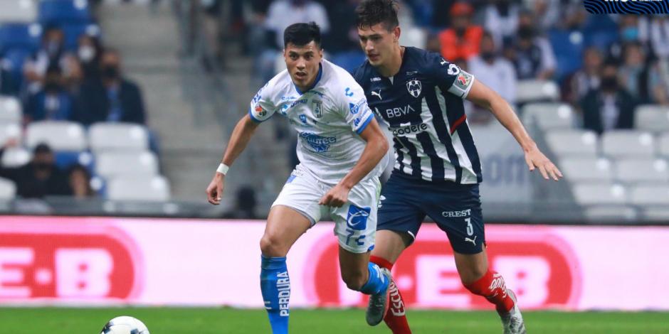 Leonardo Sequeira, del Querétaro, cubre el balón ante la marca de César Montes, del Monterrey, durante el choque entre ambos clubes en la cancha del BBVA.