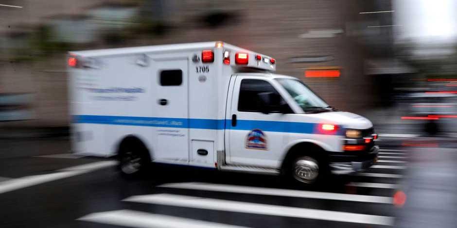 Una ambulancia que va al Hospital Mount Sinai en Manhattan durante el brote del COVID-19 en Nueva York