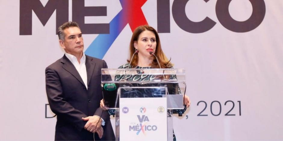 Carolina Viggiano solicita registro como precandidata a la gubernatura de Hidalgo.