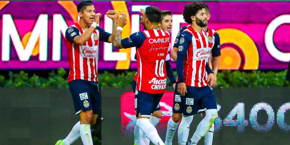 Jugadores de las Chivas celebran un gol en la Liga MX