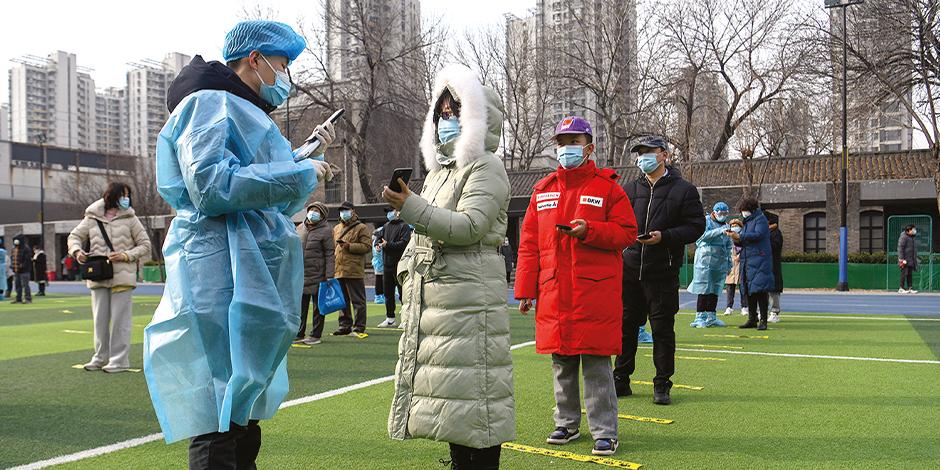 Ciudadanos realizan fila para practicarse una prueba por sospecha de contagio en China.