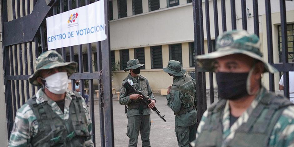 Policías resguardan centros de votación en Barinas, ayer.
