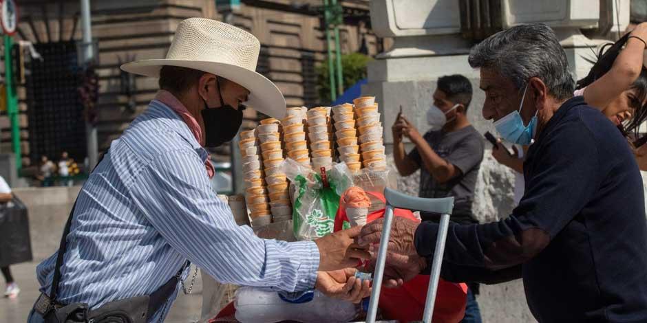 COVID-19: Un vendedor de helados se protege con cubrebocas del coronavirus