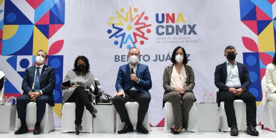 Algunos de los alcaldes de la UNACDMX, ayer, en conferencia de prensa.