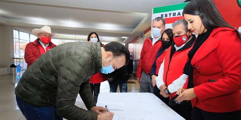 Esteban Villegas registra precandidatura por la gubernatura de Durango