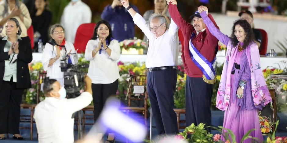 Daniel Ortega, centro, ofrece "borrón y cuenta nueva" al asumir otro mandato, ayer.