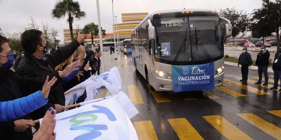 Francisco García Cabeza de Vaca presidió la salida de 32 autobuses que estarán transportando desde Río Bravo, Reynosa y Matamoros hacia el Puente Donna.