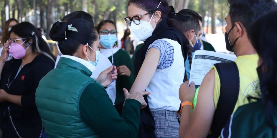 Enfermera aplica dosis contra Covid a docente en la Ciudad de México, ayer.