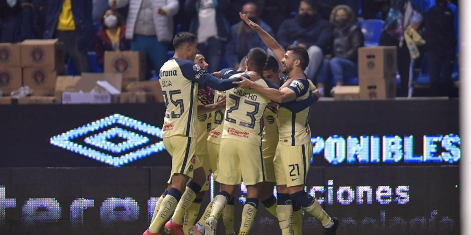 Futbolistas del América celebran su gol contra el Puebla en la Jornada 1 del Torneo Clausura 2022 de la Liga MX.