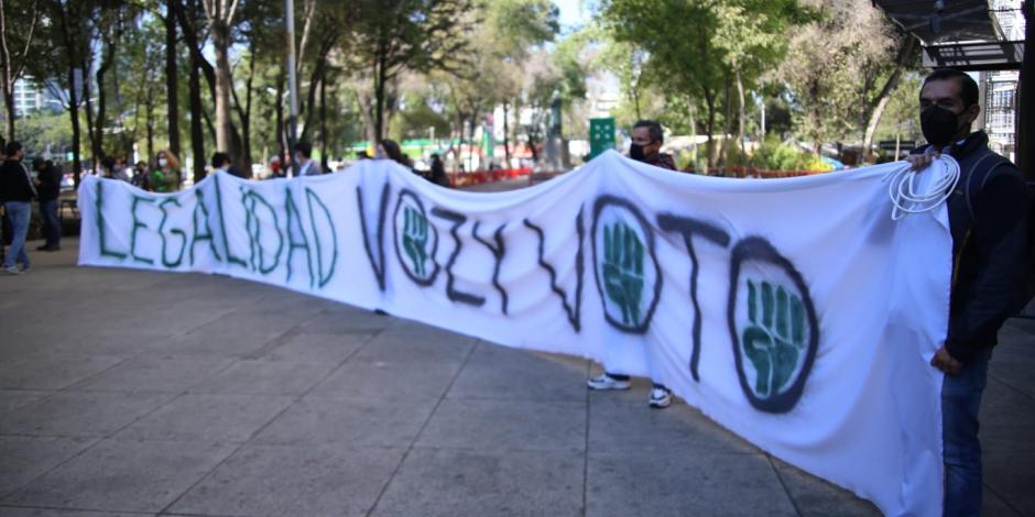 Estudiantes del CIDE manifestándose en Paseo de la Reforma.