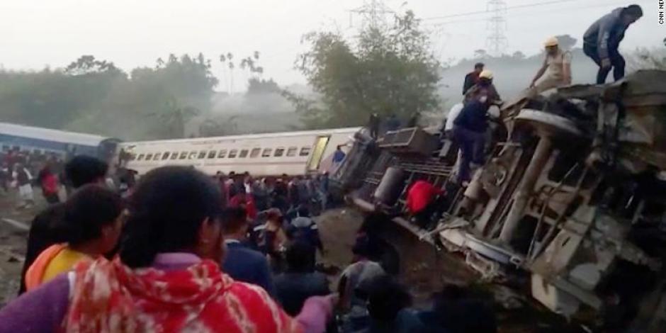 Imágenes después de que un tren de pasajeros se descarriló en la India.