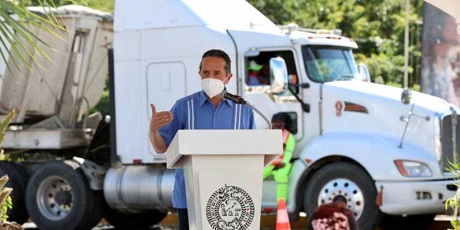 El gobernador de Quintana Roo, Carlos Joaquín, inició trabajos para la rehabilitación de la avenida 115 y la 28 de julio en Playa del Carmen.