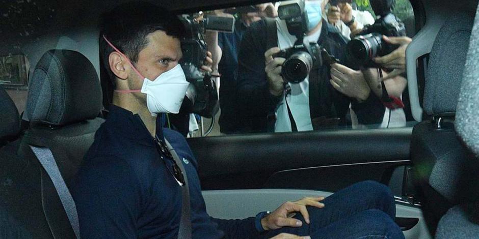 El tenista serbio Novak Djokovic es retirado en un vehículo de un centro de detención del gobierno, antes de asistir a una audiencia judicial en la oficina de sus abogados, el domingo 16 de enero de 2022