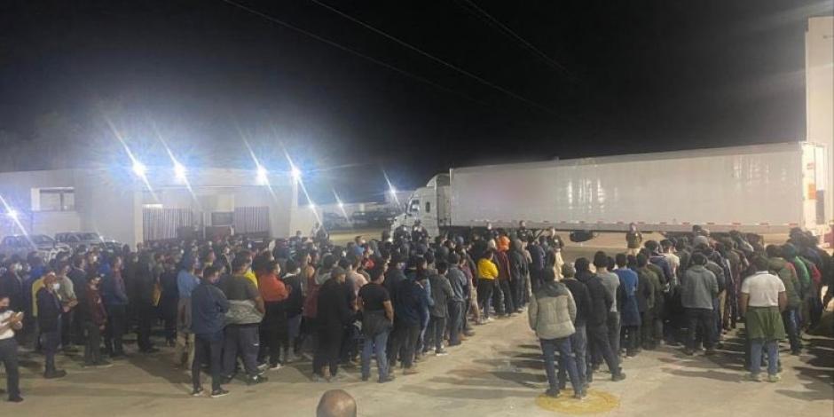 El INM rescató a 359 personas migrantes centroamericanas hacinadas en un camión tipo torton que transitaba en la carretera Coatzacoalcos-Veracruz