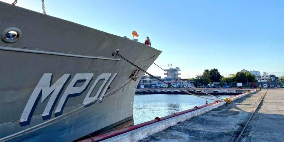 El buque ARM "Huasteco" llegó este domingo a La Habana con libros y materiales para la FILCuba2022.