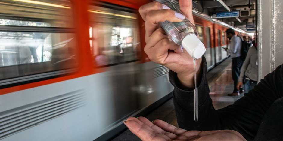 COVID-19: El uso de gel antibacterial se ha convertido en uno de los básicos para los usuarios del transporte público