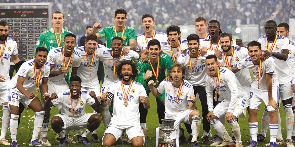 Jugadores del Real celebran el título obtenido, ayer, en Arabia.