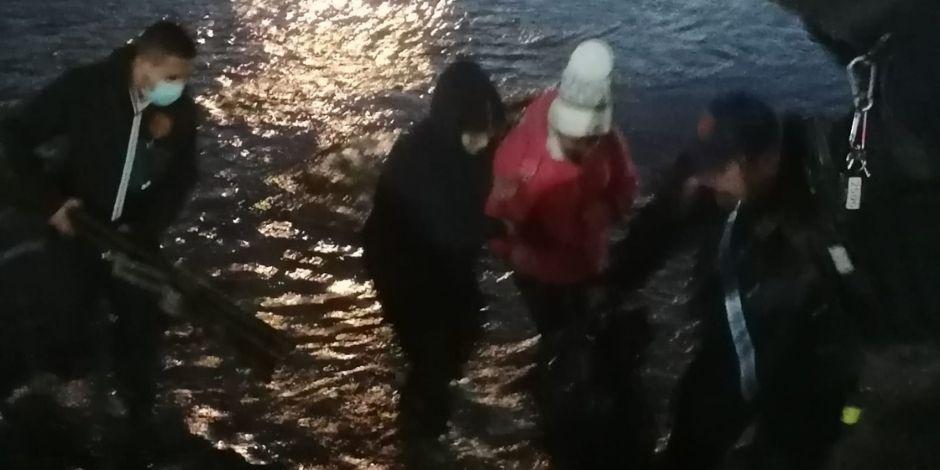 Protección Civil de Coahuila Zaragoza rescata a migrante atorada en el Río Bravo.