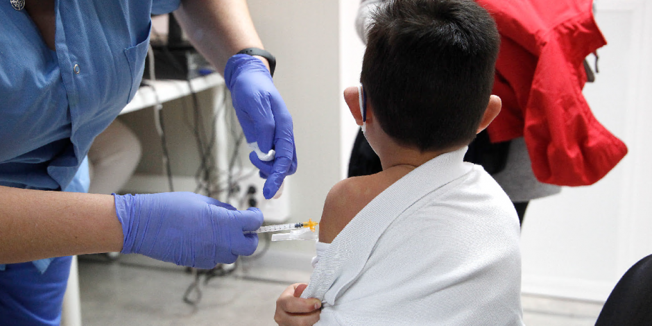 Vacunación a menores de 5 a 17 años.