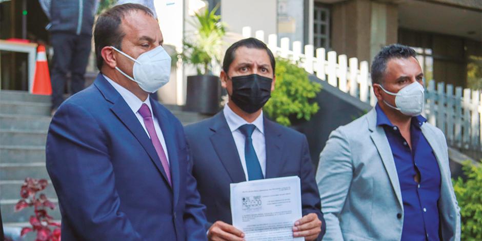 cuauhtémoc Blanco (izq.), ayer, a su salida de la FEMDO, con sus abogados.