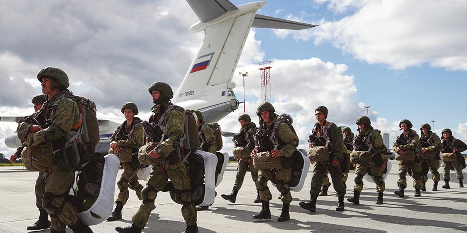 Militares rusos se alistan para abordar un avión como parte de los ejercicios militares.