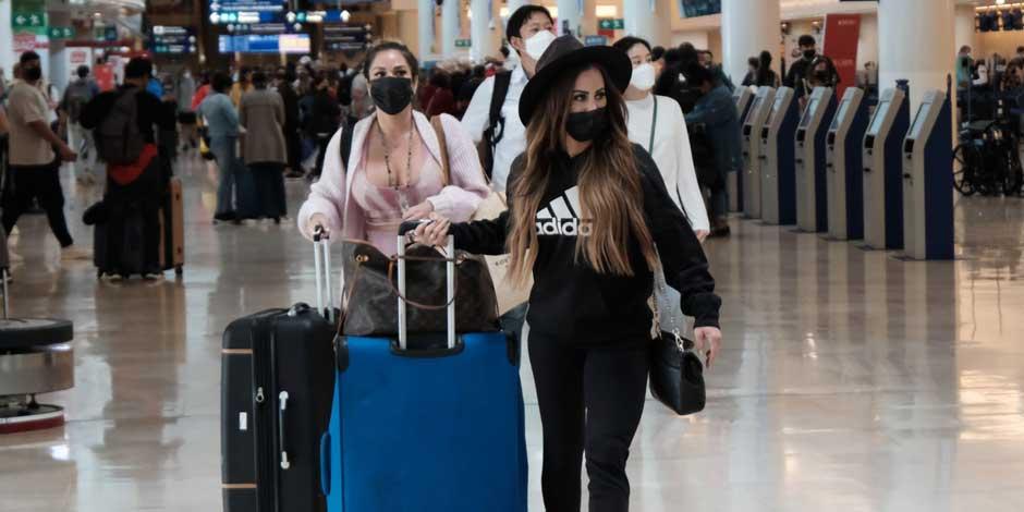 Pasajeros caminan con su equipaje en el Aeropuerto Internacional de Cancún