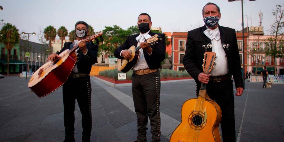 Las serenatas en México son efectuadas por mariachis, quienes llevan instrumentos musicales y visten de charros