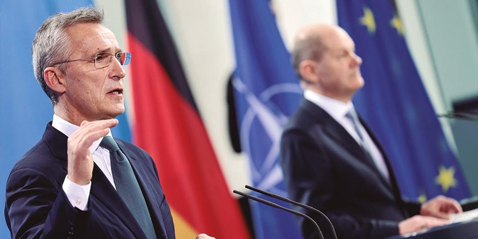 El líder de la OTAN, Jens Stoltenberg (izquierda) junto al canciller alemán, Olaf Scholz, en conferencia de prensa, ayer.