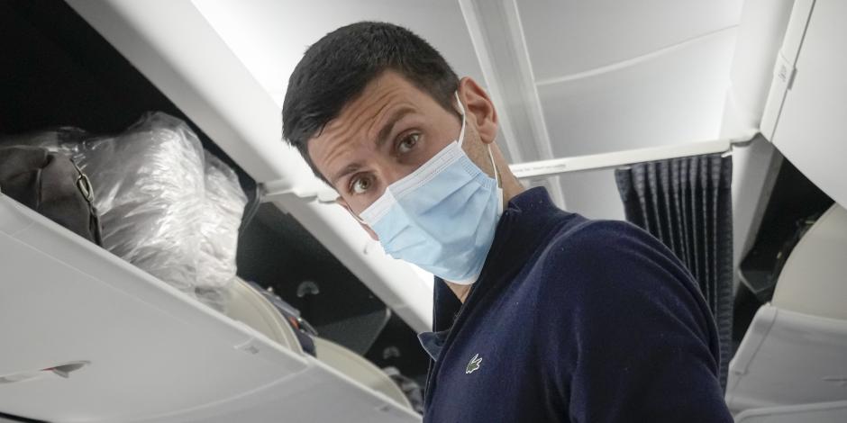 Novak Djokovic previo a tomar su asiento en un avión de Dubai a Belgrado, el pasado 17 de enero.