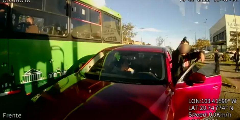 Automovilista amenaza con una pistola a conductor de transporte público en Zapopan, Jalisco.